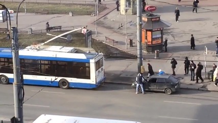 Само в Русия - тролейбус тегли закъсала кола