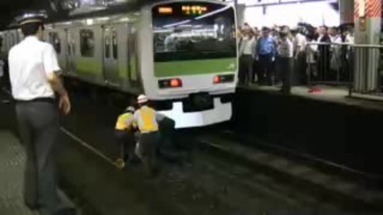 Откачалка Стои На Пътя На Влак