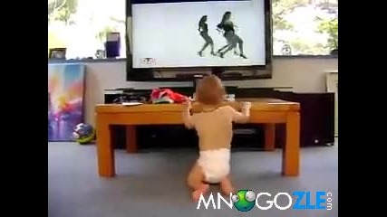 Сладко бебе танцува пред телевизора