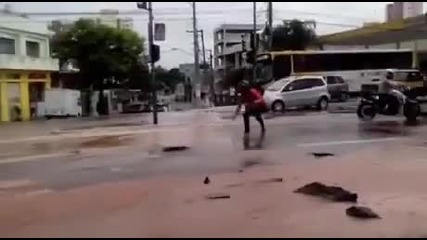 Мотоциклиста в Бразилия се озова в дупка