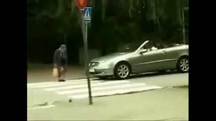 Тази баба не жали колите - Смях ! 