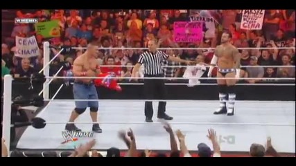 Публиката връща фанелката на John Cena (смях)