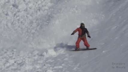 Сноубордист бяга от лавина, но после се случва нещо неочаквано