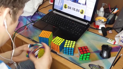 Ако не знаете как да подредите кубчето Рубик, той ще ви покаже! Удивителна Бързина (видео)