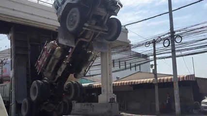 Камион не успя да премине под мост