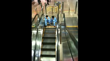 Как се чистят ескалатори в Китай 2 
