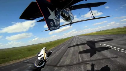 Хвани опашката на самолет - Gopro Hd Airplane Tail Grab with the Werth Brothers