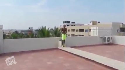 Лудак скача в басейн от многоетажна сграда