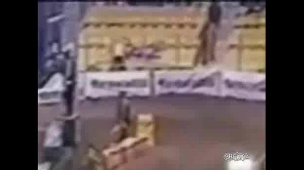Моториста Излетя От Пистата Направо В Публиката