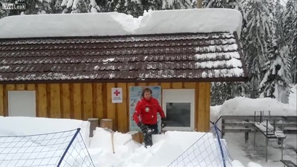 Ето как се чисти сняг от покрив