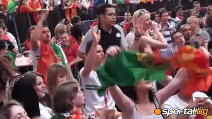 Феновете на Испания и Португалия гледат заедно полуфинала на Евро 2012
