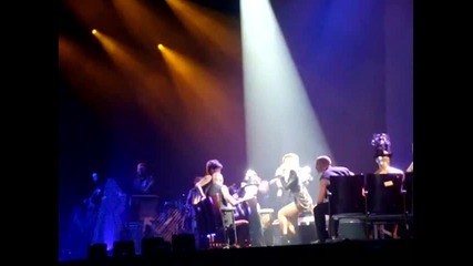 За първи път на живо Rihanna - Photographs last girl on earth tour 2010 