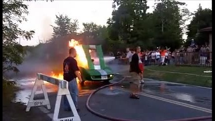Corvette избухва в пламъци 