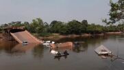 Трима загинаха при срутване на мост в Амазонка (ВИДЕО)