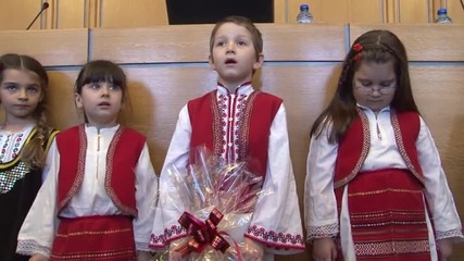Деца раздадоха мартеници на столичните общинари