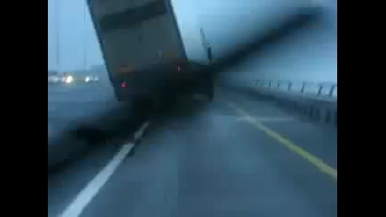 Ураганен вятър преобръща камион на мост!! 