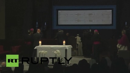 Italy: Pope prays before Shroud of Turin