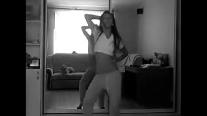 2 част! Момиче танцува по пижама пред огледалото