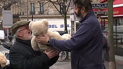 Премахват плюшените мечета, украсили район на Париж