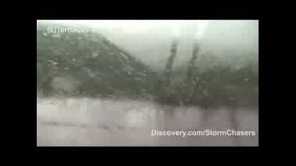 Изумителни кадри - Хора попадат в торнадо с колата си! ( 5 Юни 2009)