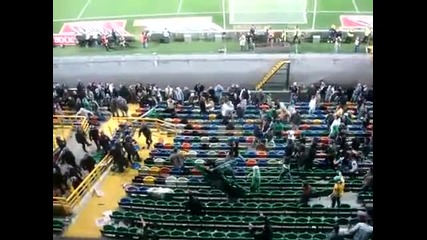 Свирепа публика гони куките от стадион 
