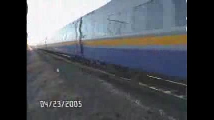 Влак едва не прегазва човек