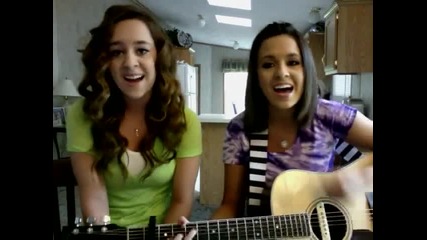 Две момичета пеят Eenie Meenie на Justin Bieber & Sean Kingston