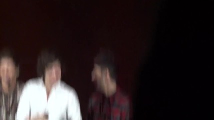 Лиъм и Зейн разкъсват ризата на Хари по време на концерт