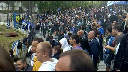 левски поздравяват публиката на тича