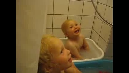 Пеещи бебешоци в банята - шоуто е гарантирано