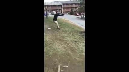Човекът тренира, за да стане Тарзан