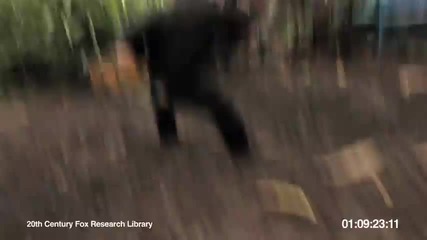 Маймуна с калашник стреля по войници!