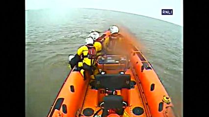 ВОДЕН КАПАН: Жена се покатери върху колата си, за да не се удави