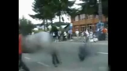 Кон рита кретен в лицето 