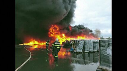 Мощен пожар в склад за торове край Москва (ВИДЕО)