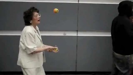Бабка загрява с топчета 