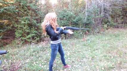 Hot Blonde Shooting a Remi 870 Shotgun 12g Slugger