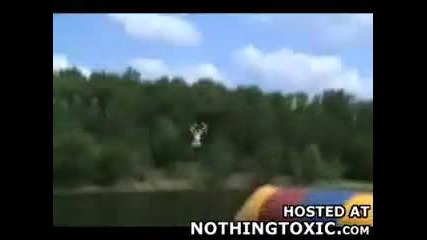 Момиче пада много лошо във вода