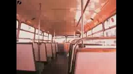 Автобус Се Блъска В Мост