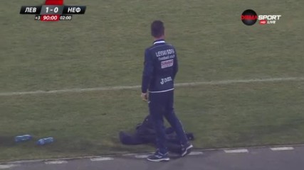 От яд Топузаков захвърли яке и ръкавици в студа