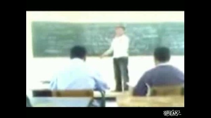 Учител откачи главата на студент