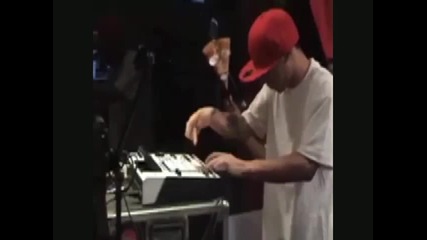 Araabmuzik откача докато прави beat 