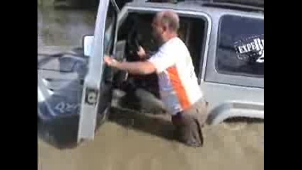 Off - Road Jeep Срещу вода 