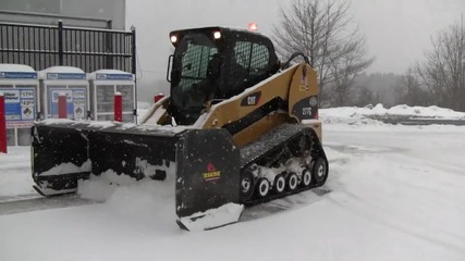 Как се чисти сняг с Cat 277c демонстрация