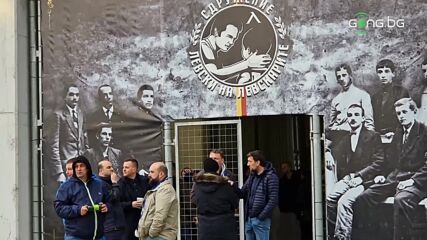 Фенове се събират пред офиса на "Левски на левскарите"