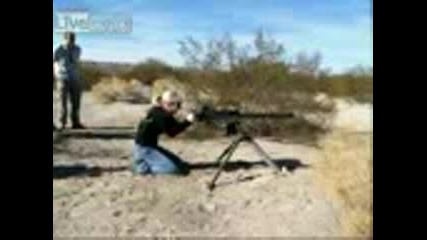 Блондинка стреля със снайпер :)