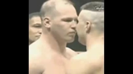 Двама боксьори се мляскат на ринга 