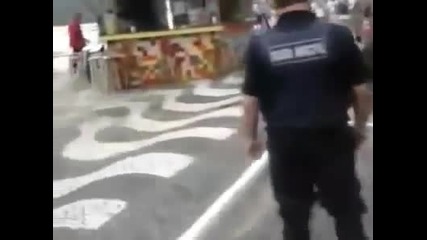 Морски лъв прекоси улицата в бразилския град