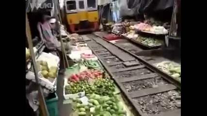Влак минава през пазара, невероятно видео