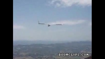 самолет летящ без двигател 